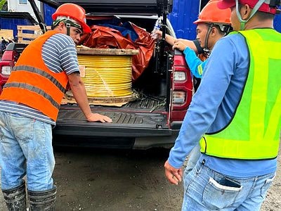 Loading power cable reels for delivery to site